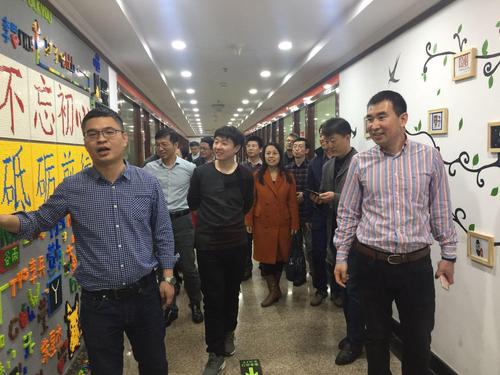 参会嘉宾参观黑龙江大学创业教育学院孵化基地 参会嘉宾参观黑龙江大学创业教育学院孵化基地